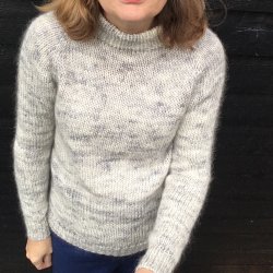 'My Raglan' sweater af Northern knitting tale