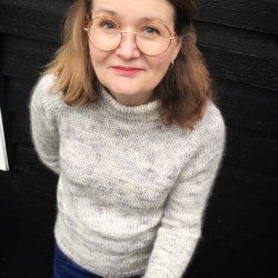 'My Raglan' sweater af Northern knitting tale