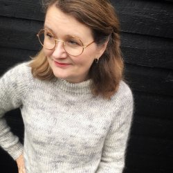 'My Raglan' sweater af Northern knitting tale