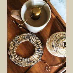 Woodland hat af Northern Knitting Tale